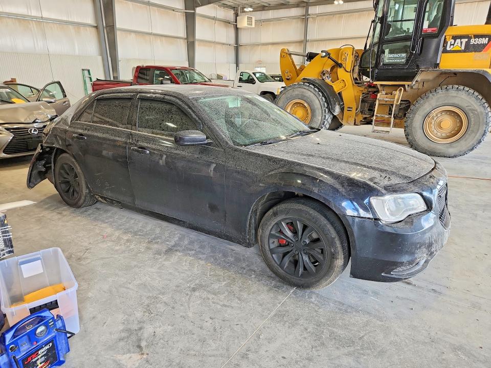 Photo 4 from auction – 2015 CHRYSLER 300 with VIN 2C3CCAAG4FH930868