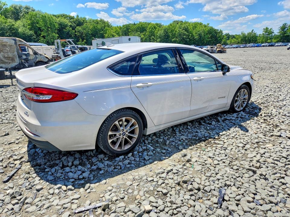 Photo 3 from auction – 2019 FORD FUSION with VIN 3FA6P0LU3KR212727