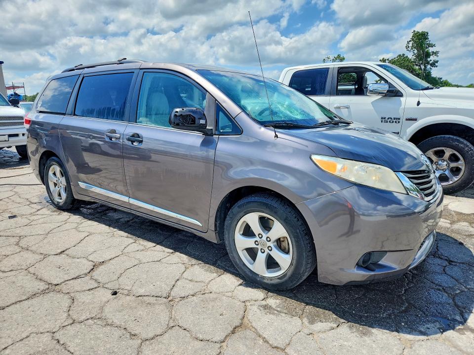 Photo 4 from auction – 2012 TOYOTA SIENNA with VIN 5TDKK3DCXCS203648