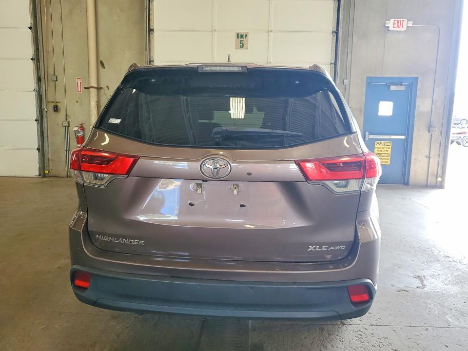 Photo 6 from auction – 2017 TOYOTA HIGHLANDER with VIN 5TDJZRFH0HS376783