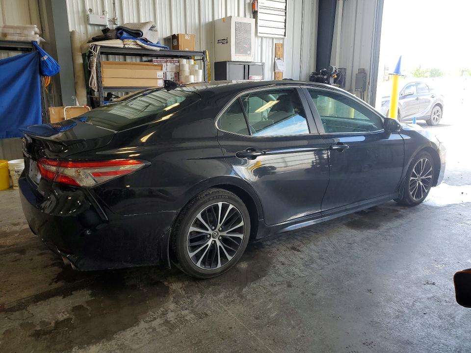 Photo 3 from auction – 2018 TOYOTA CAMRY with VIN 4T1B11HK8JU038079