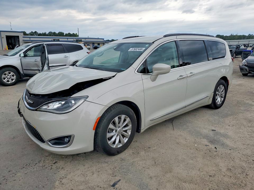 CHRYSLER PACIFICA 2017 with VIN 2C4RC1BGXHR613792 - Photo from auction