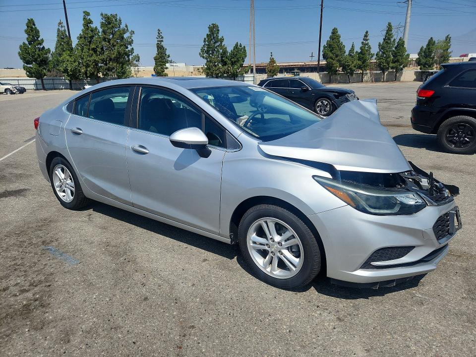 Photo 4 from auction – 2018 CHEVROLET CRUZE with VIN 1G1BE5SM7J7132181
