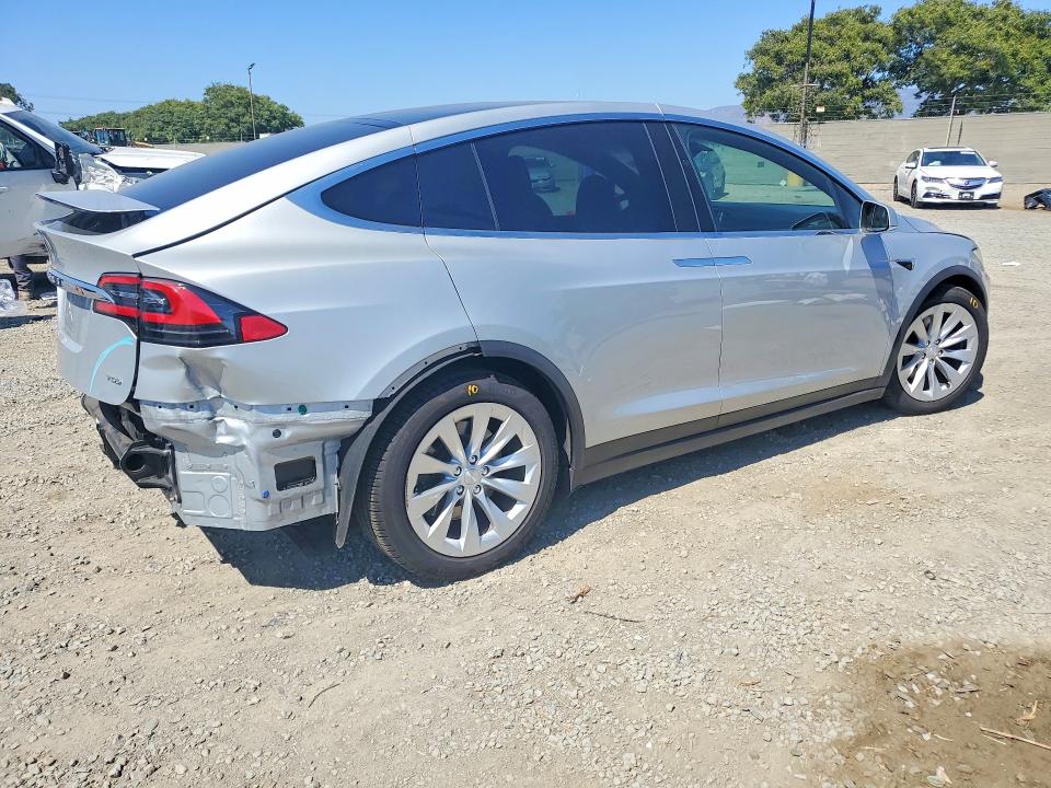 Photo 3 from auction – 2017 TESLA MODEL X with VIN 5YJXCDE22HF072547