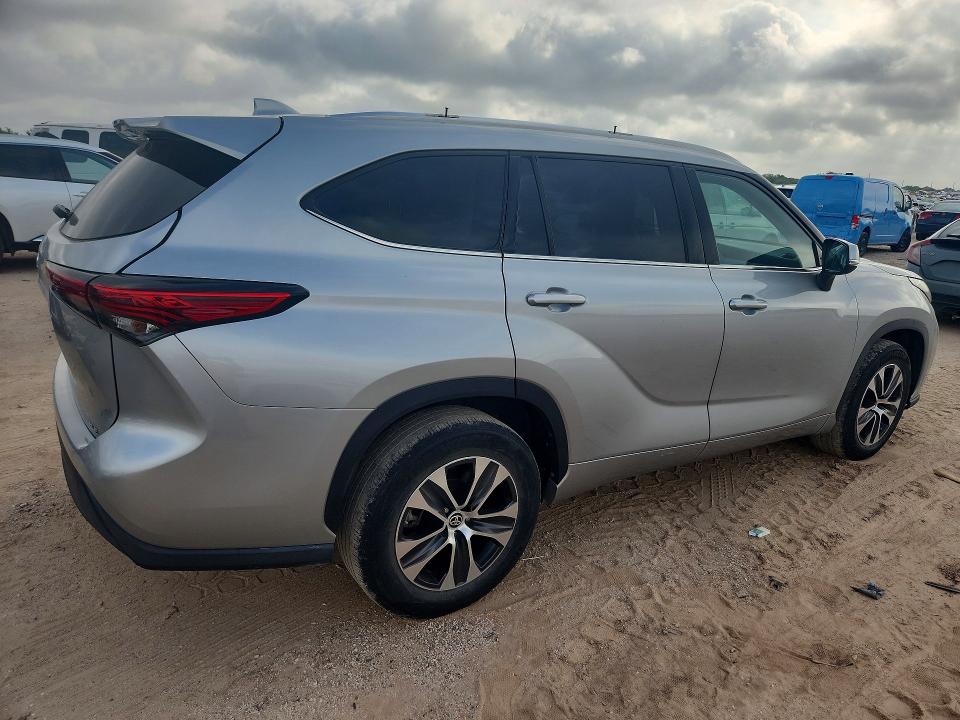 Photo 3 from auction – 2021 TOYOTA HIGHLANDER with VIN 5TDGZRAH5MS520646