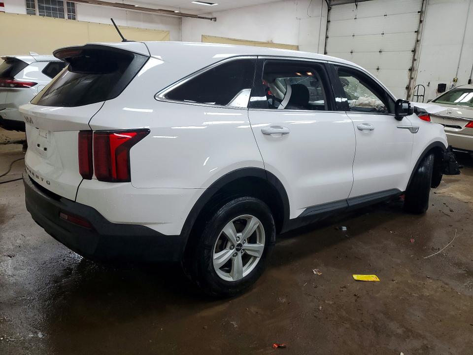 Photo 3 from auction – 2022 KIA SORENTO with VIN 5XYRG4LC2NG158003