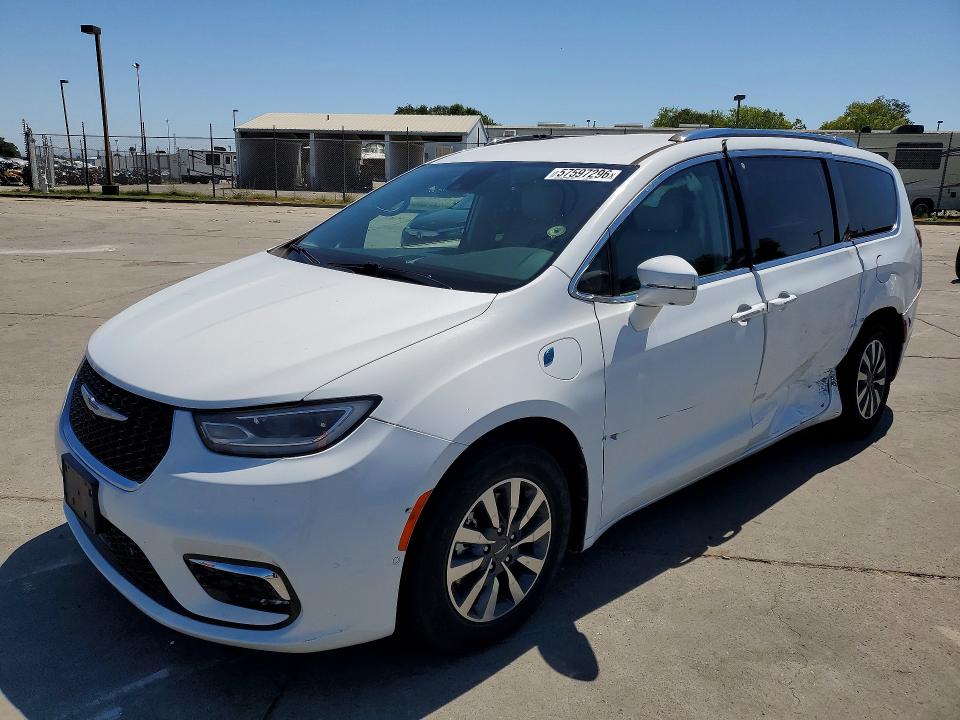 CHRYSLER PACIFICA 2021 with VIN 2C4RC1L7XMR585873 - Photo from auction