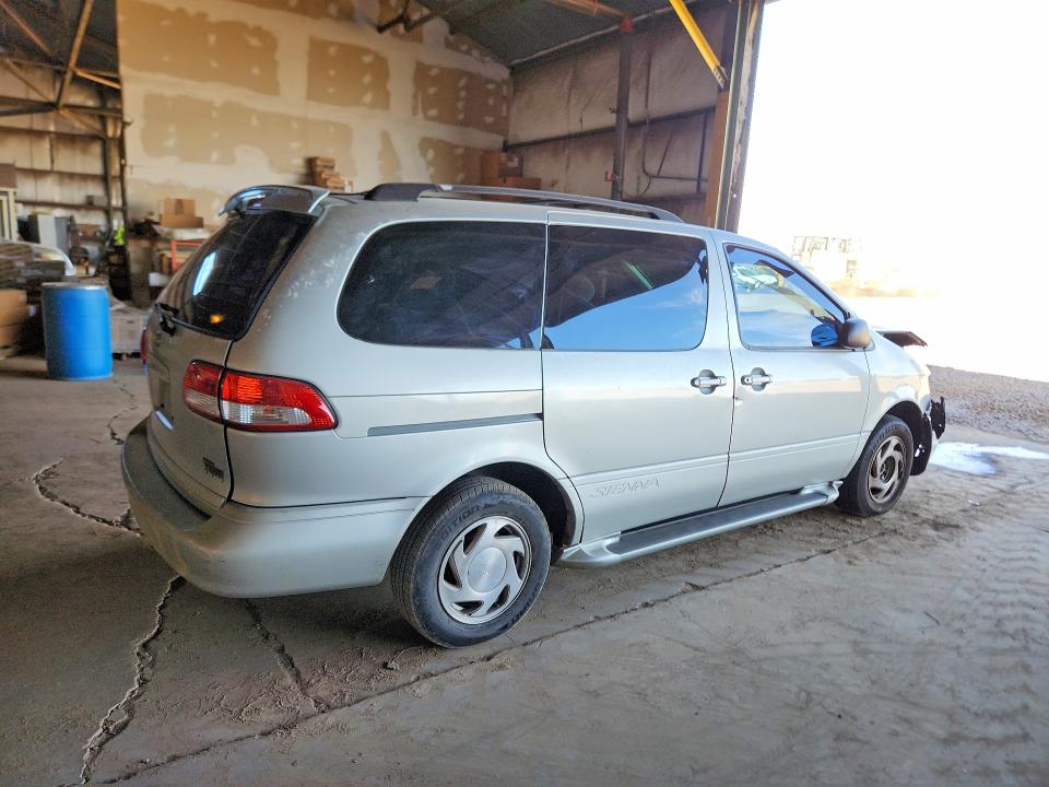 Photo 3 from auction – 2002 TOYOTA SIENNA with VIN 4T3ZF13C82U475587