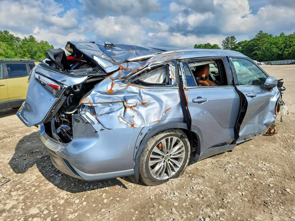 Photo 3 from auction – 2021 TOYOTA HIGHLANDER with VIN 5TDEBRCH9MS030011