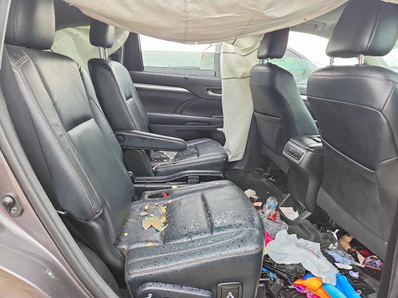 Photo 10 from auction – 2018 TOYOTA HIGHLANDER with VIN 5TDJZRFHXJS854925