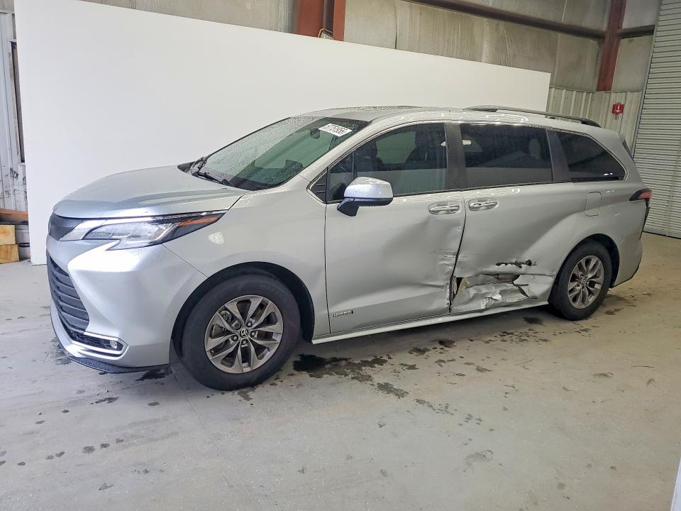 TOYOTA SIENNA 2021 with VIN 5TDYRKEC7MS056172 - Photo from auction