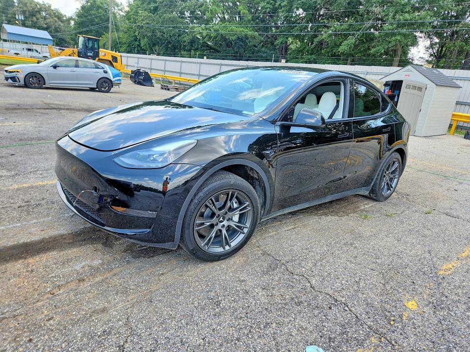 TESLA MODEL Y 2024 with VIN 7SAYGDEDXRF103672 - Photo from auction