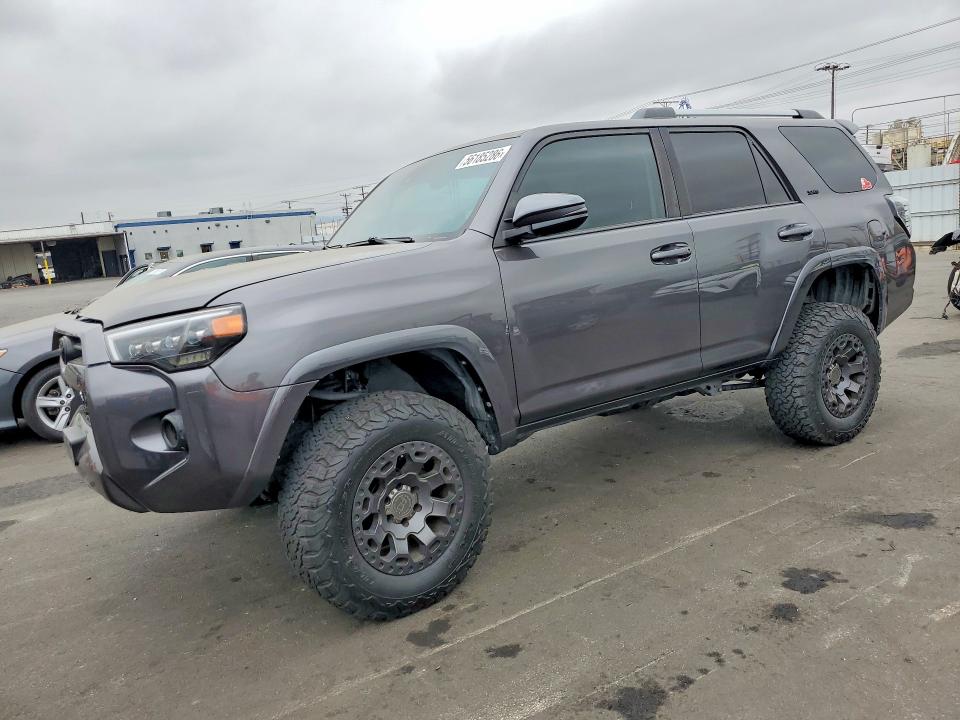 TOYOTA 4RUNNER 2020 مع رقم تعريف المركبة JTEBU5JR4L5779879 - صورة من المزاد