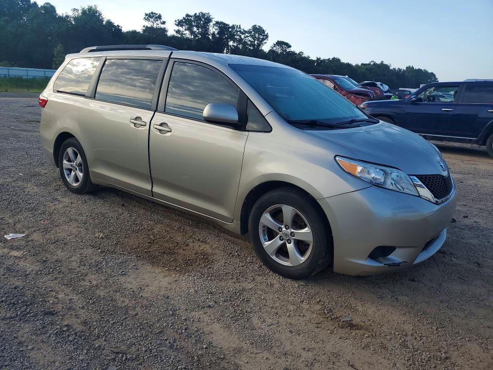 Photo 4 from auction – 2017 TOYOTA SIENNA with VIN 5TDKZ3DC3HS789757