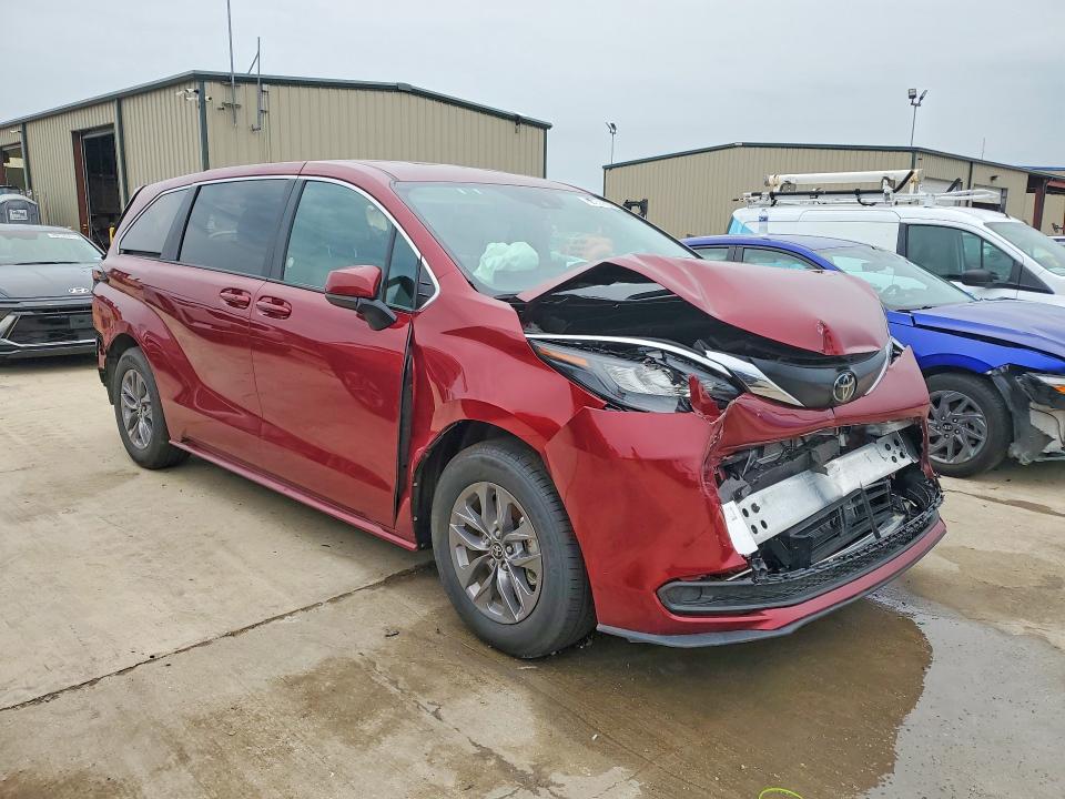 Photo 4 from auction – 2026 TOYOTA SIENNA with VIN 5TDKRKEC0TS311099