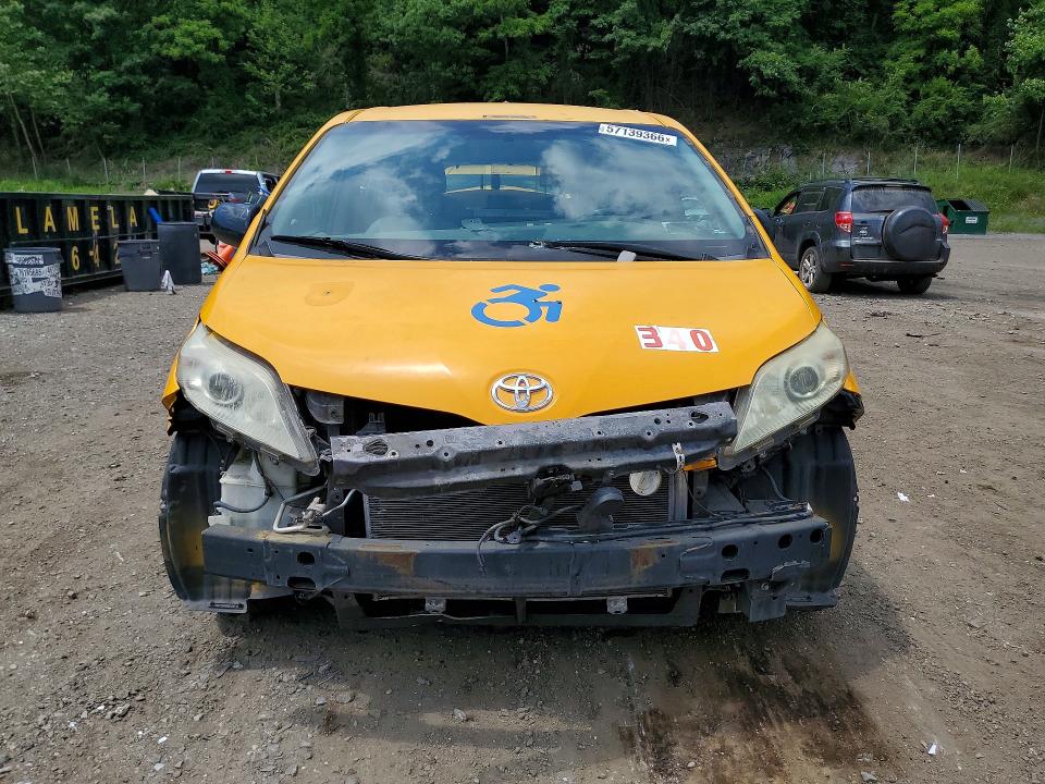 Photo 5 from auction – 2017 TOYOTA SIENNA with VIN 5TDZZ3DC2HS845895