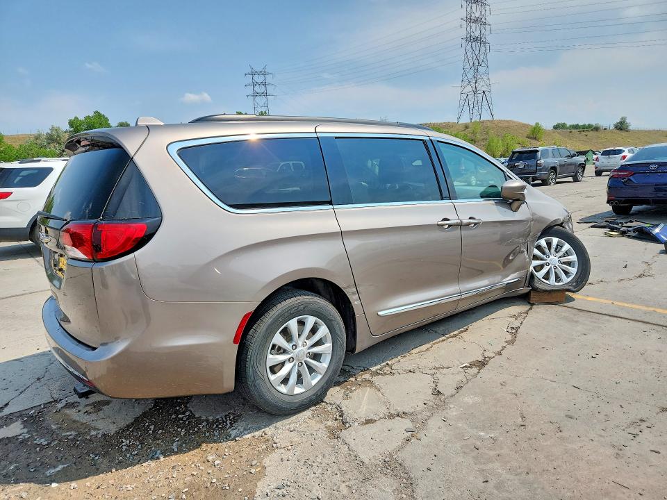 Photo 3 from auction – 2017 CHRYSLER PACIFICA with VIN 2C4RC1BG4HR660042
