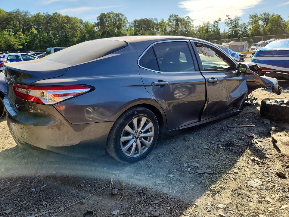 Photo 3 from auction – 2018 TOYOTA CAMRY with VIN 4T1B11HK4JU024325