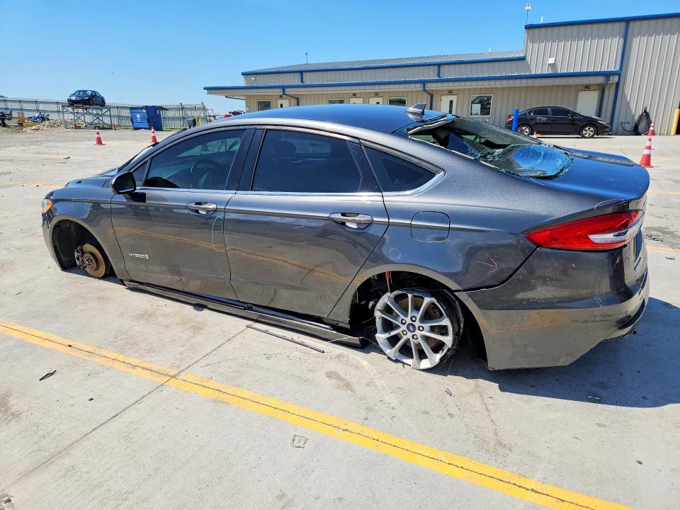 Photo 2 from auction – 2019 FORD FUSION with VIN 3FA6P0LU0KR261805