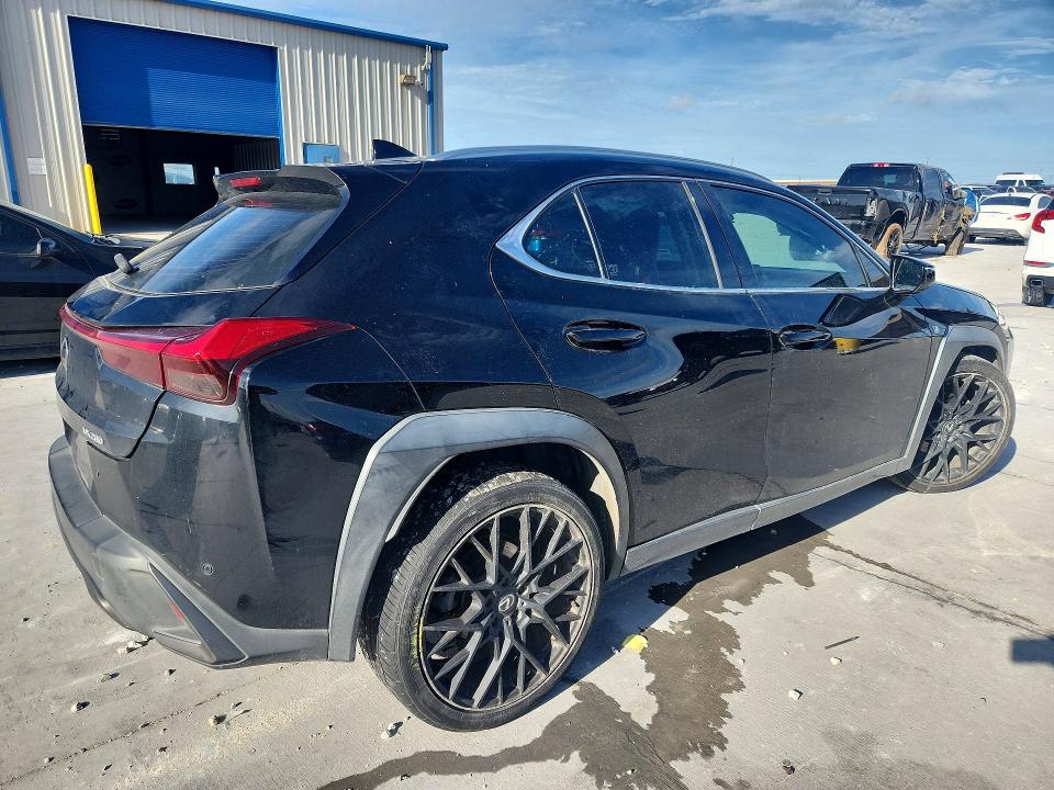 Photo 3 from auction – 2019 LEXUS UX with VIN JTHY3JBH0K2002355