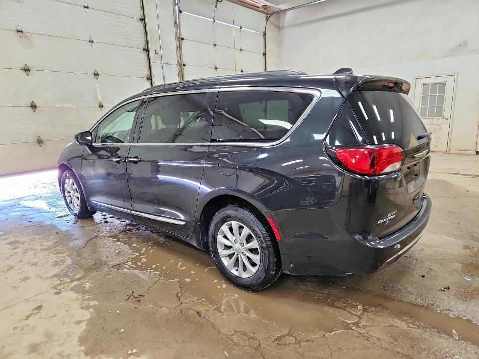Photo 2 from auction – 2017 CHRYSLER PACIFICA with VIN 2C4RC1BGXHR811756