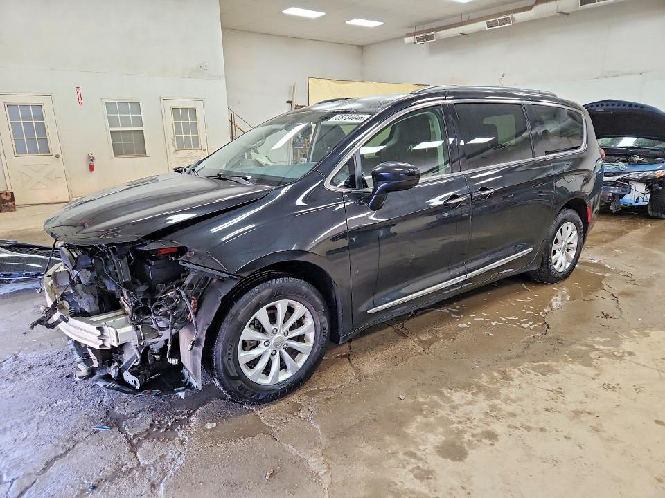 CHRYSLER PACIFICA 2017 with VIN 2C4RC1BGXHR811756 - Photo from auction