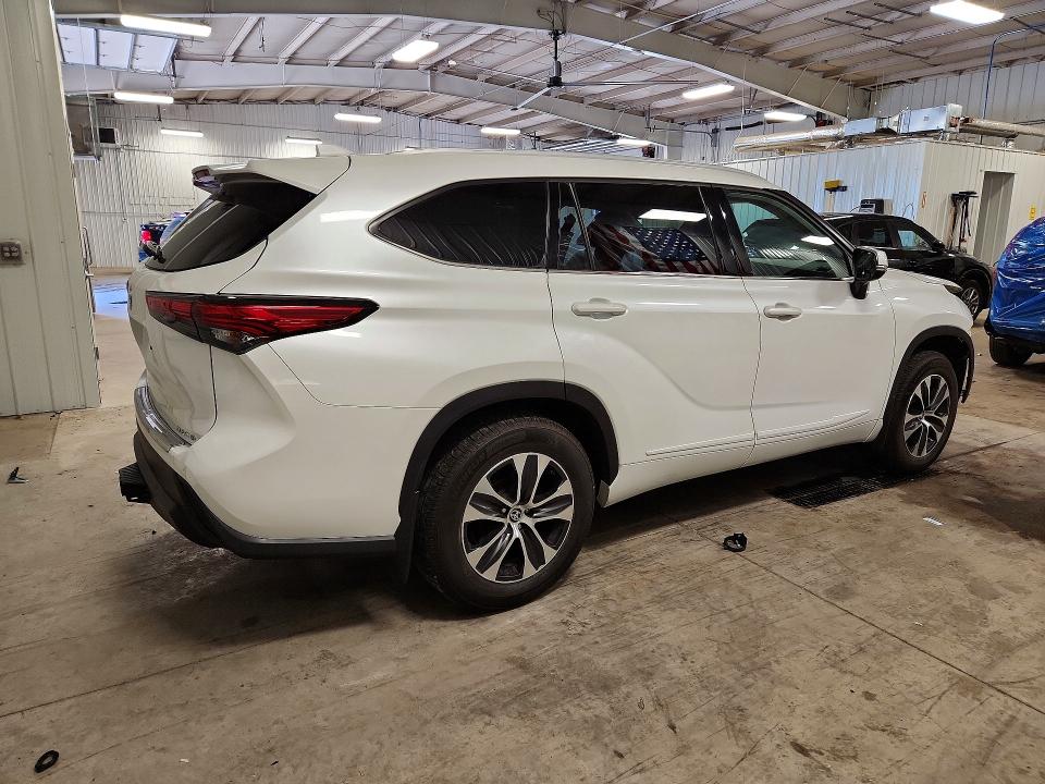 Photo 3 from auction – 2022 TOYOTA HIGHLANDER with VIN 5TDHZRBH8NS249683