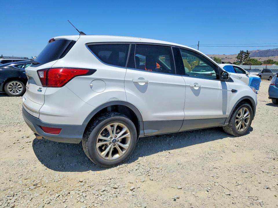 Photo 3 from auction – 2019 FORD ESCAPE with VIN 1FMCU9G91KUB66237