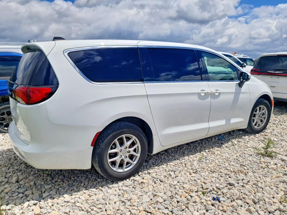 Photo 3 from auction – 2023 CHRYSLER VOYAGER with VIN 2C4RC1CG2PR537515