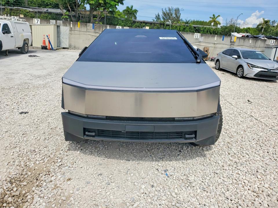 Zdjęcie 5 z aukcji – 2024 TESLA CYBERTRUCK z VIN 7G2CEHEE5RA039371