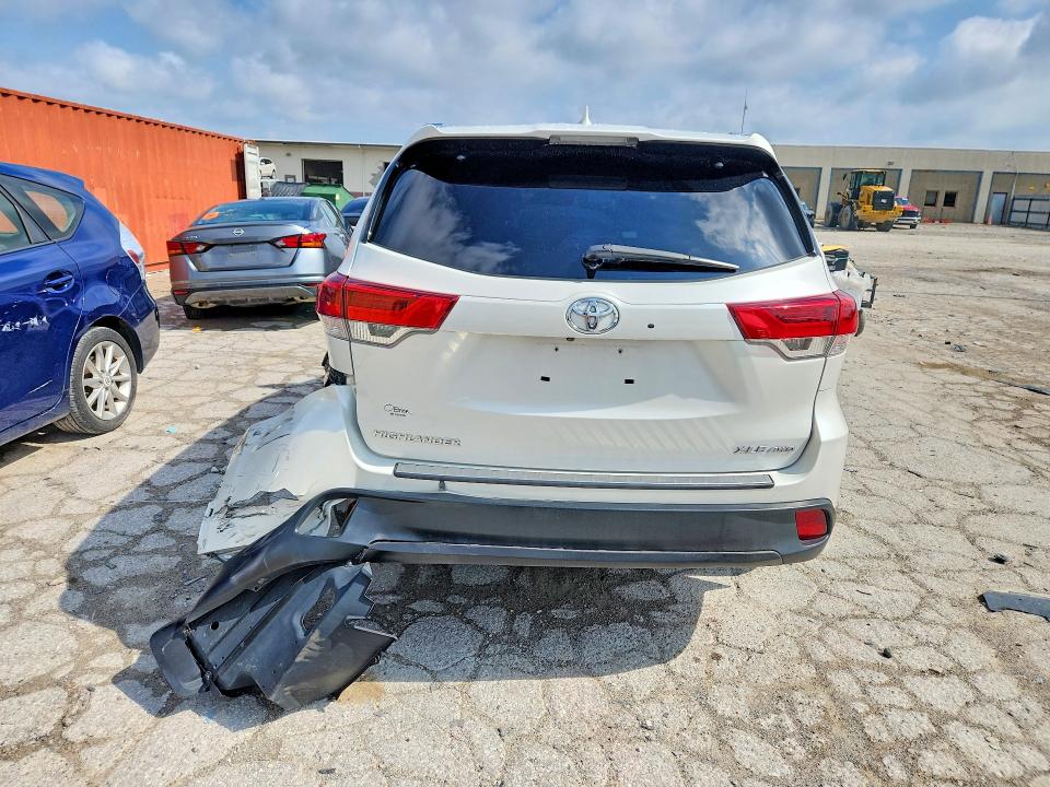 Foto 6 de la subasta – 2018 TOYOTA HIGHLANDER con VIN 5TDJZRFH2JS543117