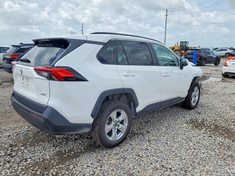 Photo 3 from auction – 2021 TOYOTA RAV4 with VIN 2T3W1RFV1MC144514