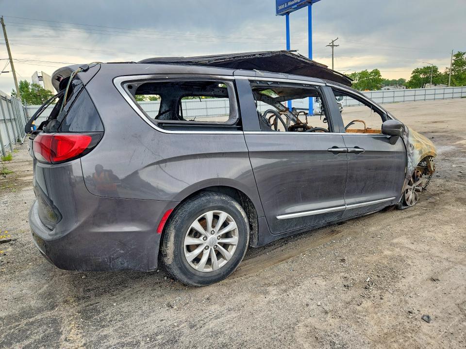 Photo 3 from auction – 2017 CHRYSLER PACIFICA with VIN 2C4RC1BG7HR598359