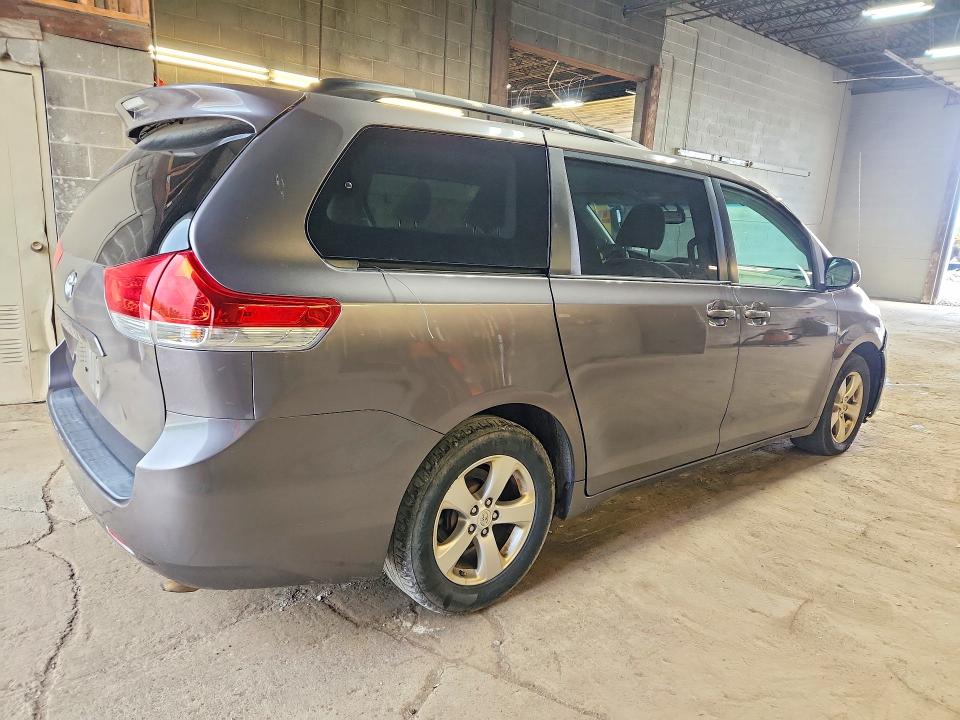 Photo 3 from auction – 2011 TOYOTA SIENNA with VIN 5TDKK3DC8BS142556