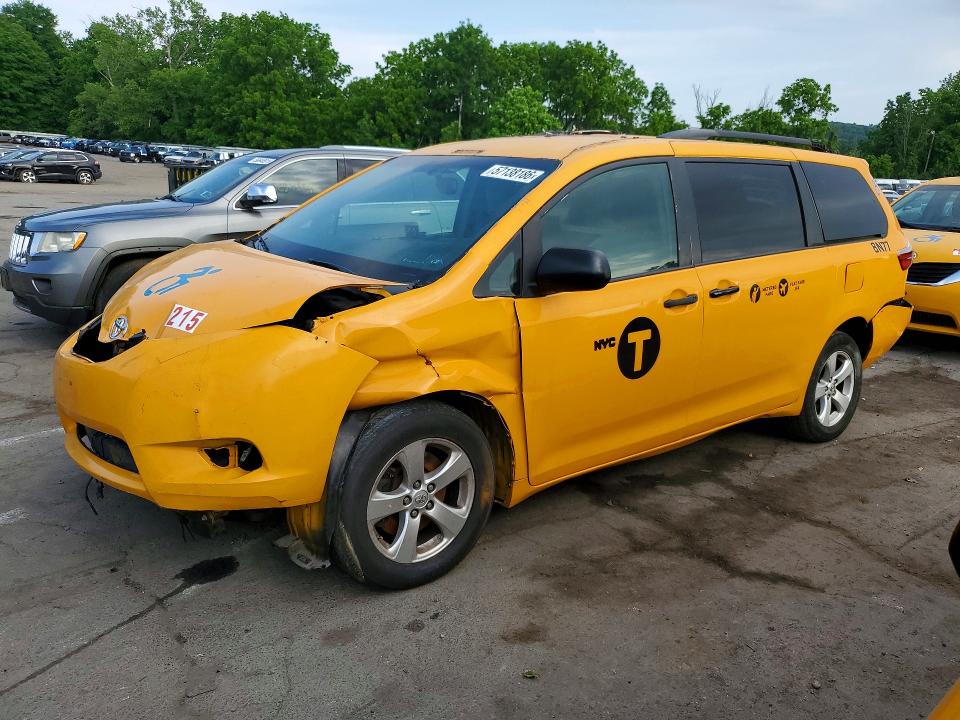 TOYOTA SIENNA 2017 with VIN 5TDKZ3DCXHS877415 - Photo from auction