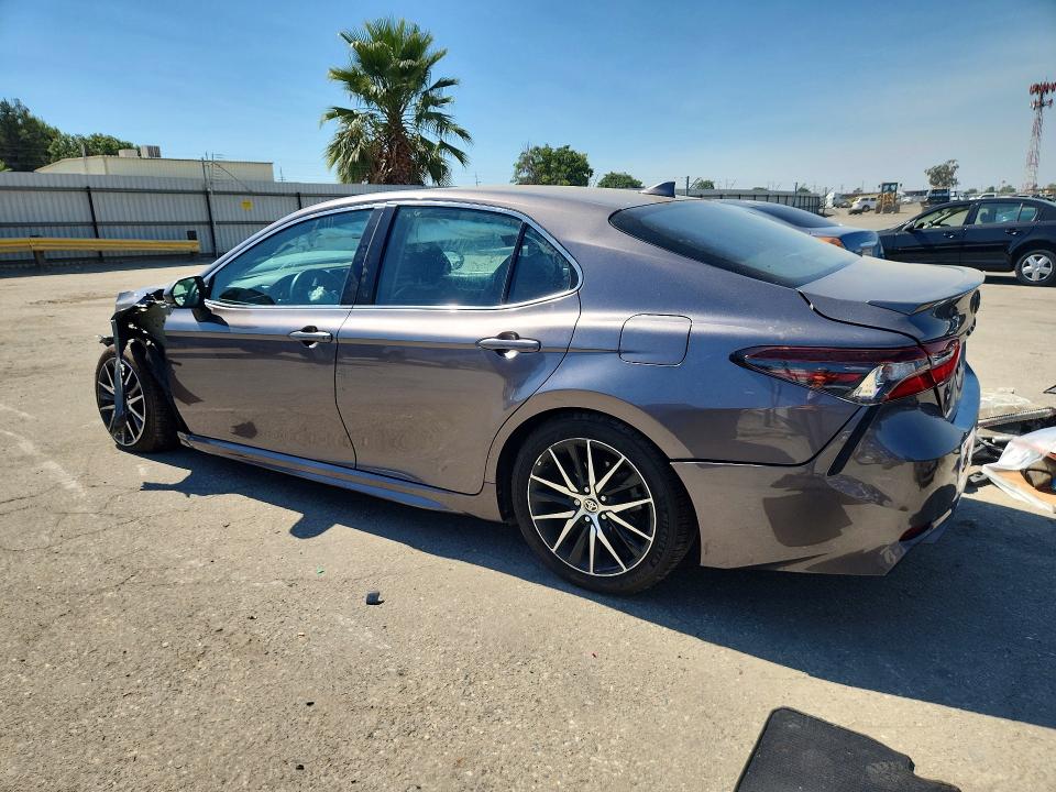 Photo 2 from auction – 2022 TOYOTA CAMRY with VIN 4T1G11AK8NU054076