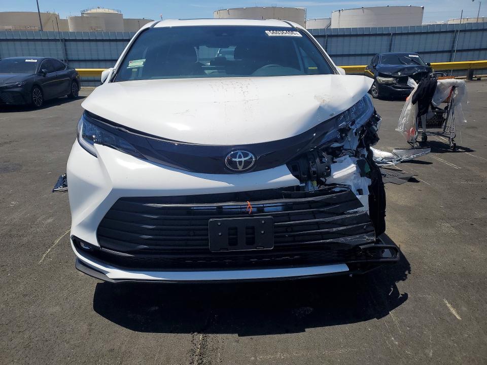 Photo 5 from auction – 2026 TOYOTA SIENNA with VIN 5TDCSKFC2TS259823