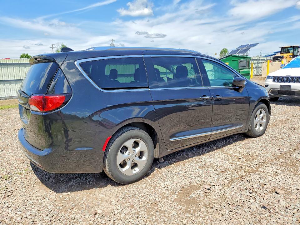Photo 3 from auction – 2017 CHRYSLER PACIFICA with VIN 2C4RC1EG2HR628251