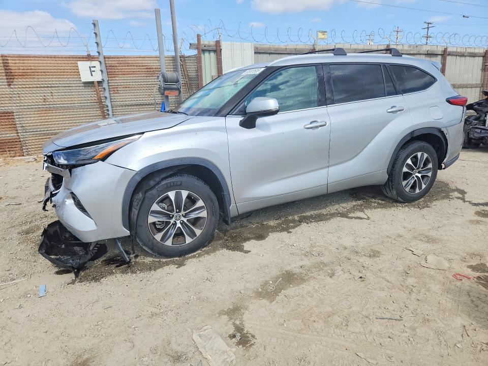 TOYOTA HIGHLANDER 2022 with VIN 5TDHZRAH3NS548080 - Photo from auction