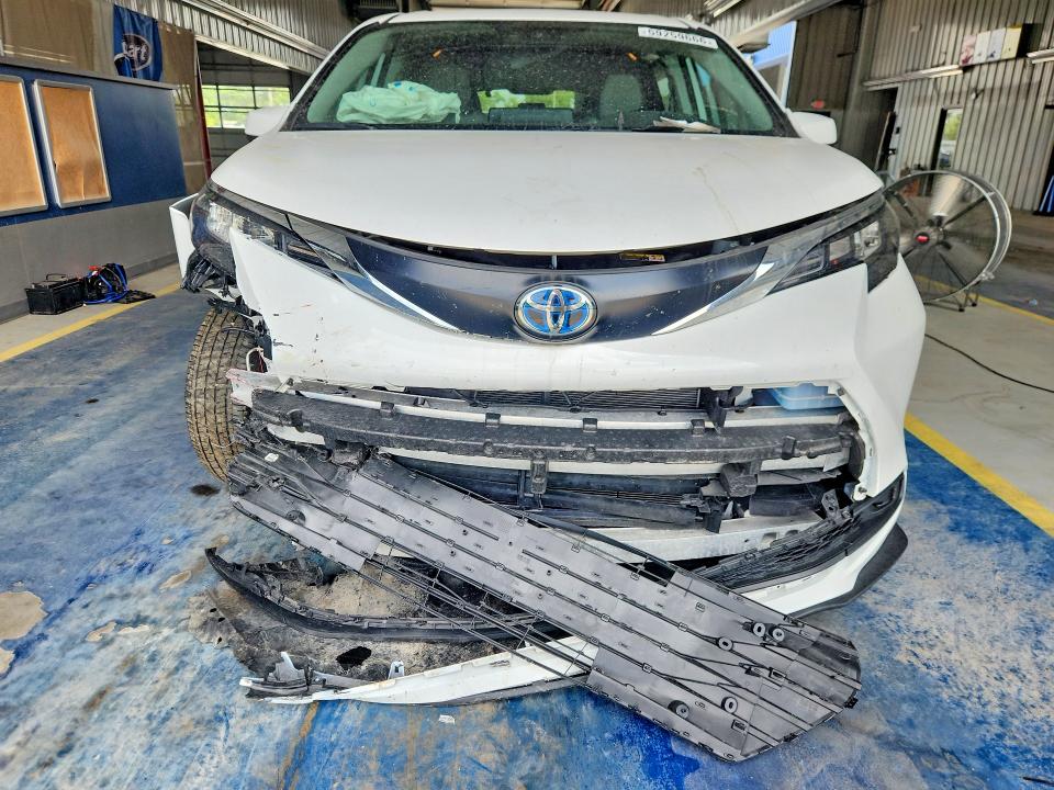 Photo 5 from auction – 2024 TOYOTA SIENNA with VIN 5TDKSKFC2RS143588
