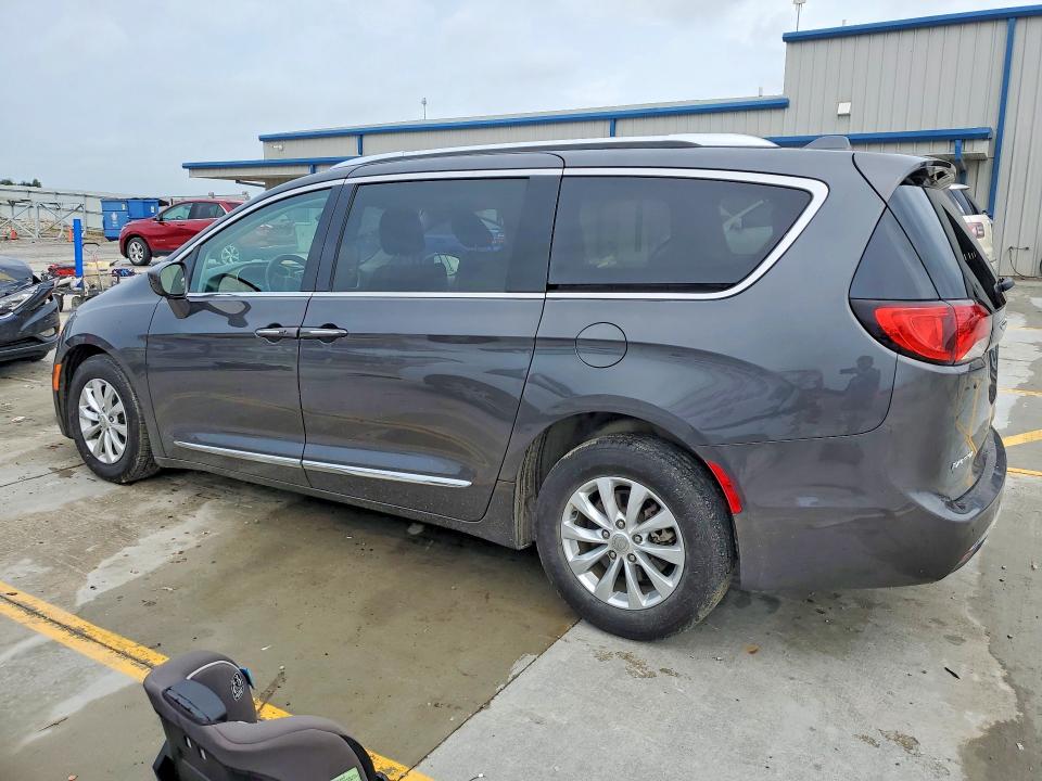 Photo 2 from auction – 2018 CHRYSLER PACIFICA with VIN 2C4RC1BG6JR110475