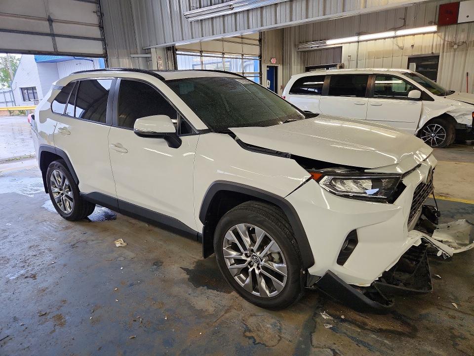 Photo 4 from auction – 2019 TOYOTA RAV4 with VIN 2T3A1RFV9KW079272