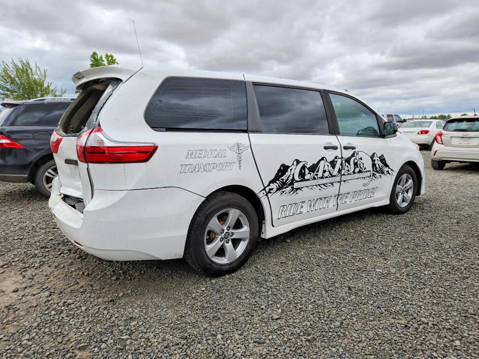 Photo 3 from auction – 2018 TOYOTA SIENNA with VIN 5TDZZ3DC3JS952718