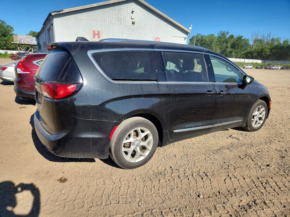 Photo 3 from auction – 2017 CHRYSLER PACIFICA with VIN 2C4RC1EG8HR533404