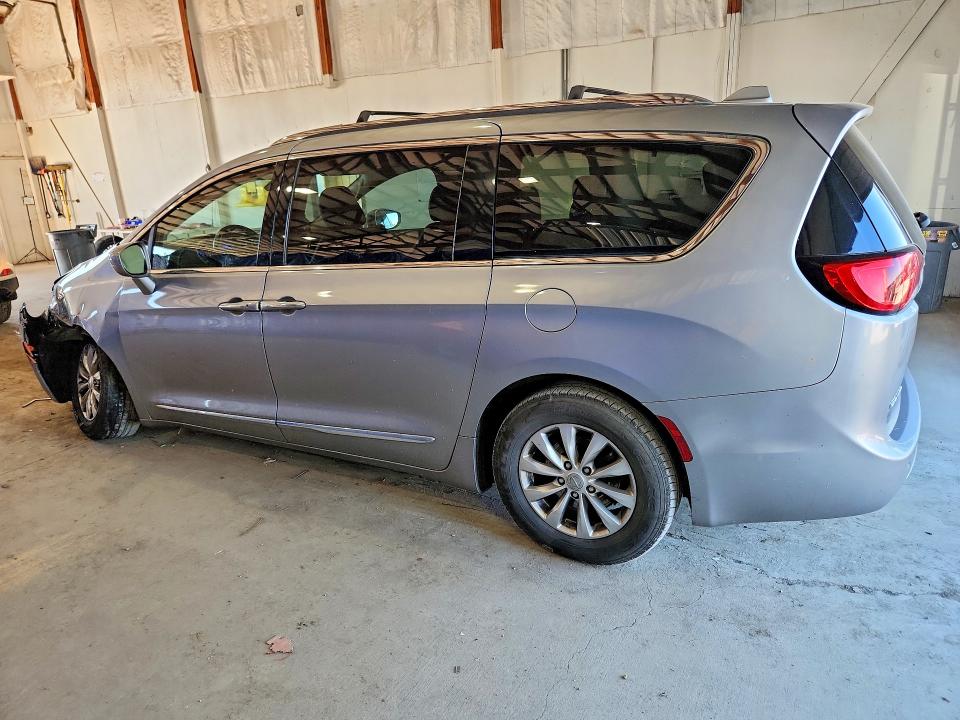 Photo 2 from auction – 2018 CHRYSLER PACIFICA with VIN 2C4RC1BG1JR120492