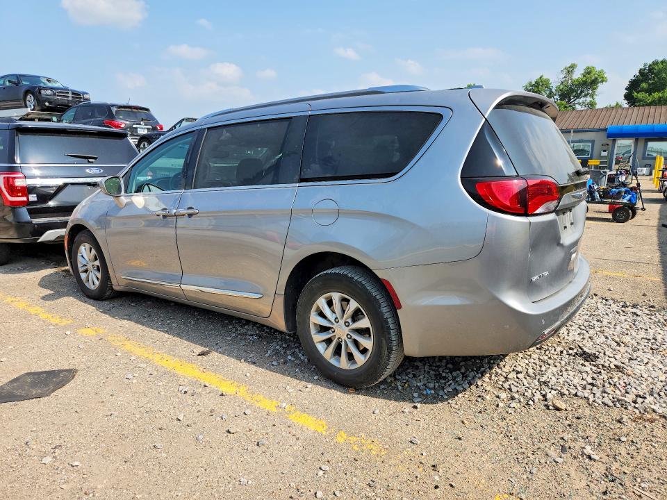Photo 2 from auction – 2019 CHRYSLER PACIFICA with VIN 2C4RC1BG0KR665682