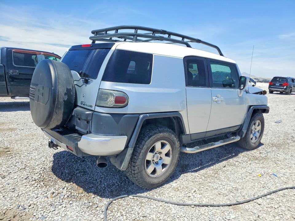 Photo 3 from auction – 2007 TOYOTA FJ CRUISER with VIN JTEBU11F270042455