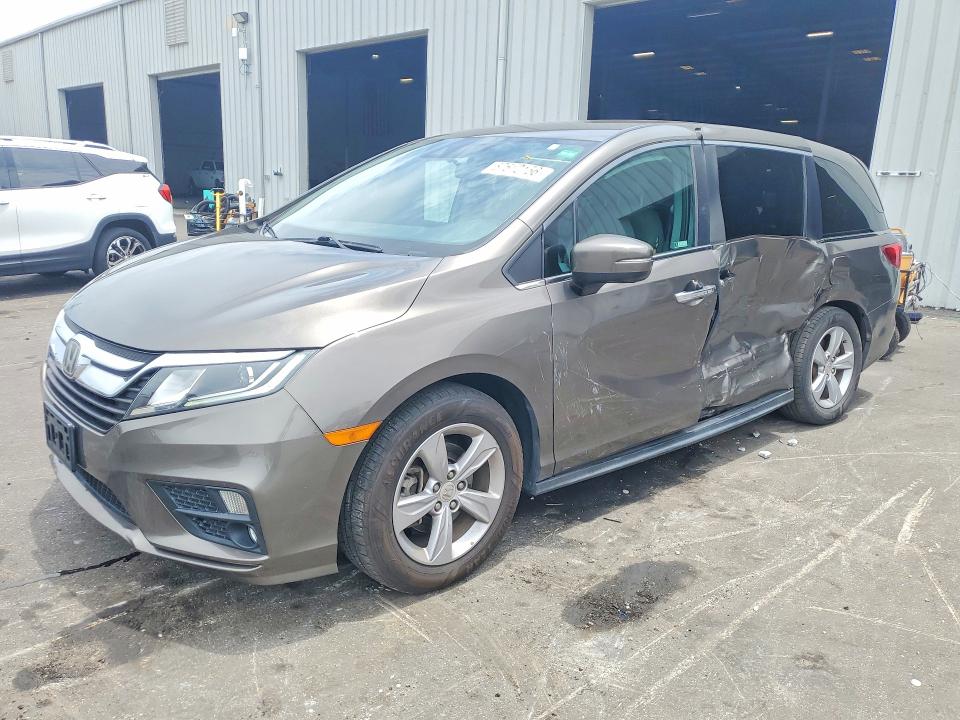 HONDA ODYSSEY 2018 with VIN 5FNRL6H55JB069626 - Photo from auction