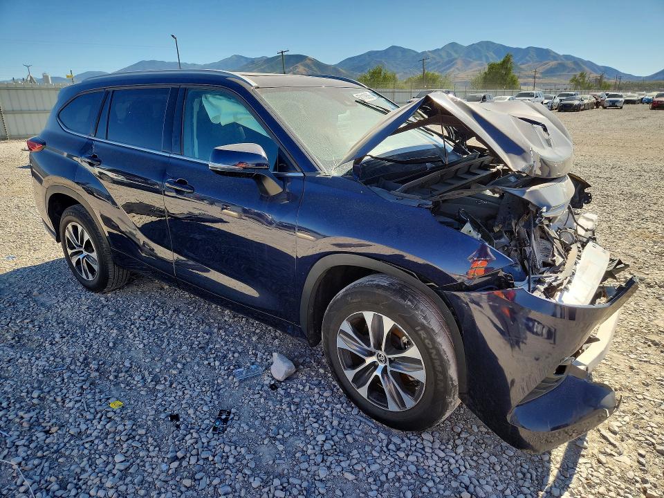 Photo 4 from auction – 2022 TOYOTA HIGHLANDER with VIN 5TDGZRAH6NS117132