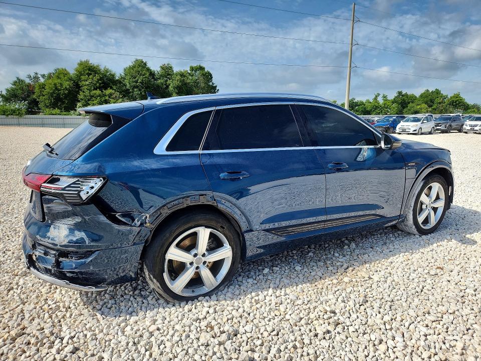 Photo 3 from auction – 2019 AUDI E-TRON with VIN WA1LAAGE1KB021698